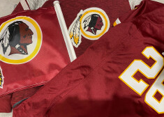 "Redskins" atribūti.