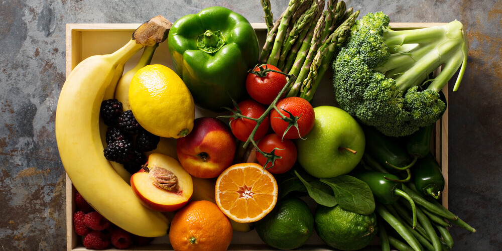 Чем опасна диета на фруктах и овощах: специалист развенчал 3 главных мифа о пользе сырого меню
