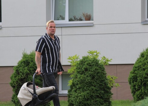 Andris pie Dzemdību nama.