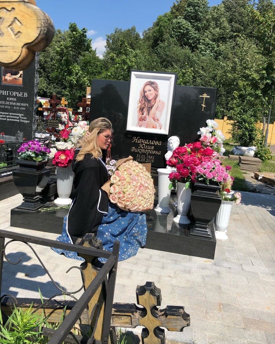 Похоронили певицу. Могила певицы Юлии Началовой. Памятник на могиле Юлии Началовой.