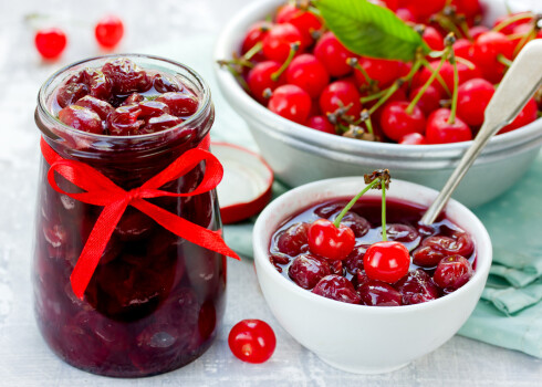 Ķirši ar upenēm sīrupā