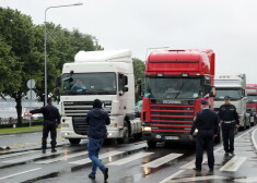 Latvijas tālbraucēji-šoferi sašutuši par pārvadājumu reformu: ik pēc astoņām nedēļām atgriezties mītnes zemē