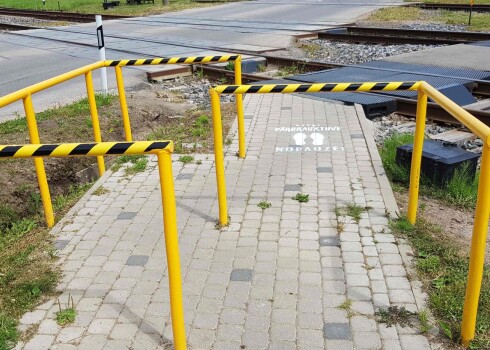 “Latvijas dzelzceļš” izvietojis 100 jaunas brīdinājuma zīmes pie dzelzceļa gājēju pārejām visā Latvijā