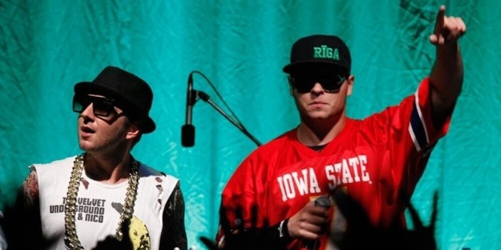 Bermudu Divstūris ir 2011. gadā izveidots latviešu humoristiskā repa duets. Grupas sastāvā ir Marats Ogļezņevs un Emīls Balceris, kas pieņēma pseidonīmus Bicepss un Tricepss. 2014. gadā duets izdeva debijas albumu "Ballējam neguļam", par ko ieguva mūzikas ierakstu gada balvu "Zelta Mikrofons" kategorijā "Labākais hip-hop vai deju mūzikas albums"