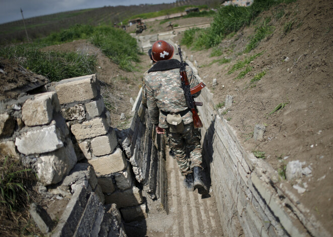 Uz Armēnijas un Azerbaidžānas robežas turpinās sadursmes