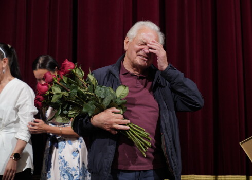 FOTO: ar Jakovļeva asarām, izcilnieku sveikšanu un solījumu skatītājiem Nacionālais teātris sāk jauno sezonu