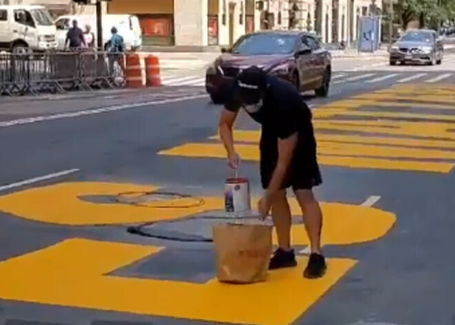 Ņujorkā pie Trampa torņa vīrietis ar sarkanu krāsu aplej uzrakstu "Black Lives Matter"