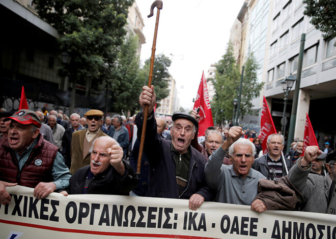 Pensionāri Grieķijā uzvar tiesā lietā par pensiju samazināšanu