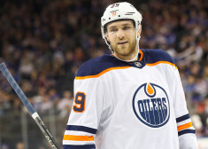  Edmontonas "Oilers" centra spēlētājs Draizaitls šosezon ar 110 punktiem (43 vārti un 67 rezultatīvas piespēles) bija rezultatīvākais vīrs līgā.