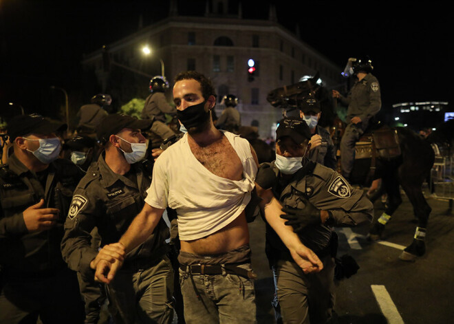 Izraēlā policija aiztur 50 protestētājus un liek lietā ūdensmetējus