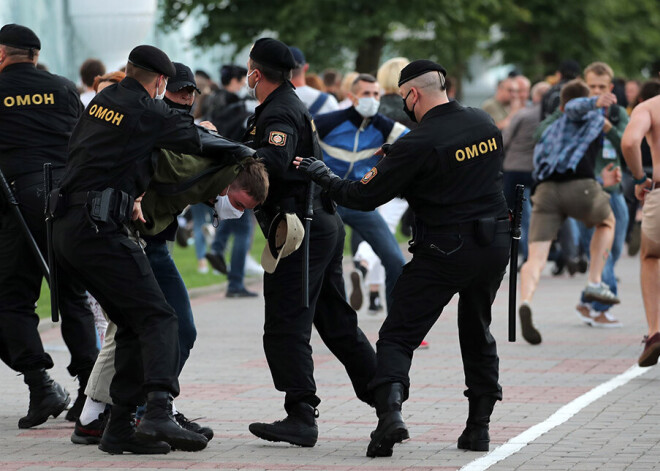 Baltkrievijā OMON brutāli aiztur 250 protestētājus, kuri iestājas par taisnīgām prezidenta vēlēšanām