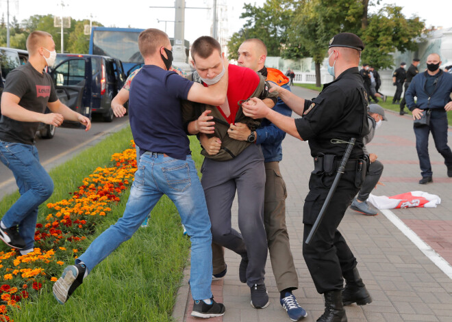 Baltkrievijas varasiestādes aizturējušas vairāk nekā 250 cilvēkus demonstrācijās pret centrālās vēlēšanu komisijas atteikšanos reģistrēt augustā paredzētajām prezidenta vēlēšanām opozīcijas kandidātus, kas tika uzskatīti par prezidenta Aleksandra Lukašenko galvenajiem sāncenšiem.