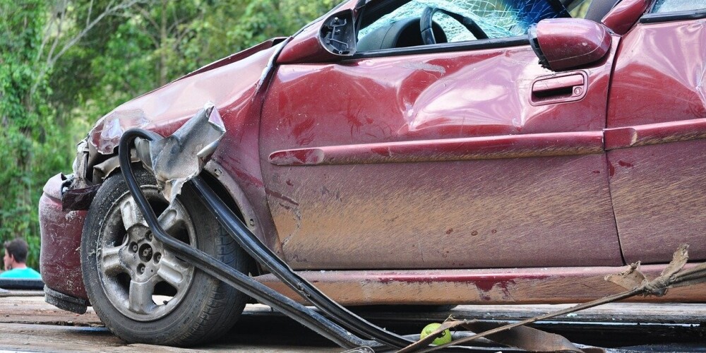 Тормозить было поздно: в Сигулде водитель насмерть сбил 25-летнего парня на глазах его девушки