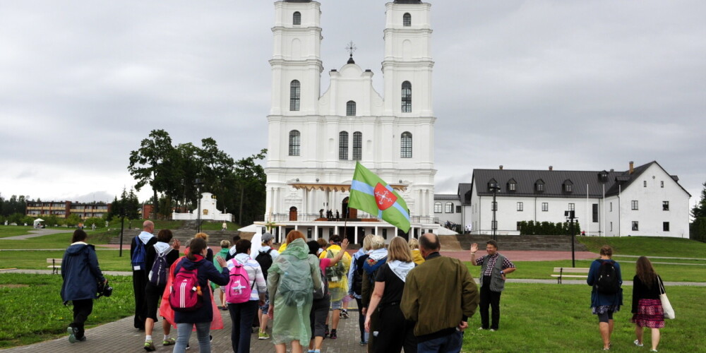 Vissvētākās Jaunavas Marijas debesīs uzņemšanas svētki ir katoļu baznīcas reliģiski svētki, kas tiek atzīmēti 15. augustā. Latvijā tie tiek visplašāk svinēti Aglonas Vissvētākās Jaunavas Marijas debesīs uzņemšanas Romas katoļu bazilikā.Vissvētākās Jaunavas Marijas debesīs uzņemšanas svētki ir vieni no īpaši Jaunavas Marijas godināšanai veltītajiem svētkiem, vēl pastāv Marijas šķīstīšanas svētki (2. februāris), Marijas pasludināšanas diena (25. marts) un Marijas dzimšanas diena (8. septembris)