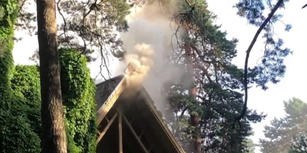 Mežaparkā izdevies lokalizēt ugunsgrēku divstāvu ēkā