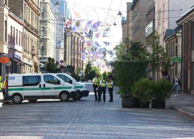 No trešdienas pulksten 21.45 līdz 16. augusta pulksten 21.00 daļēji ir slēgta satiksme Tērbatas ielā Rīgā, posmā no Elizabetes ielas līdz ieejai Vidzemes tirgū. Uz Šo laiku Tērbatas iela pārtaps par “Vasaras ielu”, aicinot pilsētniekus mēneša garumā baudīt dažādus kultūras pasākumus.