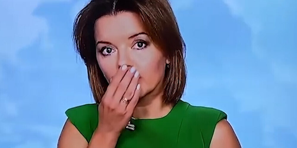 VIDEO: TV ziņu moderatorei tiešraides laikā izkrīt zobs, un viņas reakcija pārsteidz skatītājus