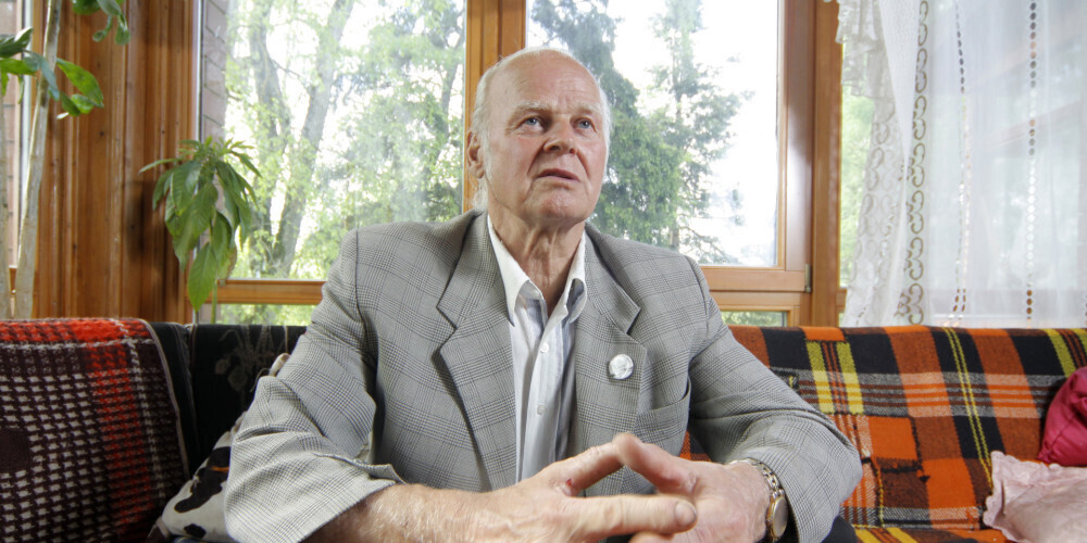 Jānis Lūsis (dzimis 1939. gada 19. maijā Jelgavā, miris 2020. gada aprīlī) bija latviešu šķēpa metējs, 1968. gada Vasaras Olimpisko spēļu čempions. Desmitkārtējs Latvijas čempions, četrkārtējs Eiropas čempions (1962, 1966, 1969, 1971), divpadsmitkārtējs PSRS čempions un divkārtējs pasaules rekordists — 91,98 m (1968) un 93,80 m (1972) šķēpa mešanā.