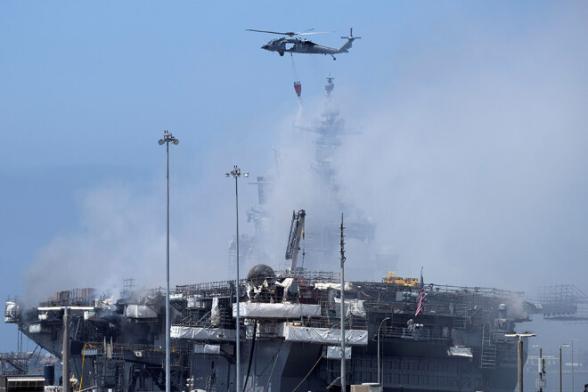 Helikopters piedalās ugunsgrēka dzēšanā uz ASV desanta kuģa "USS Bonhomme Richard".