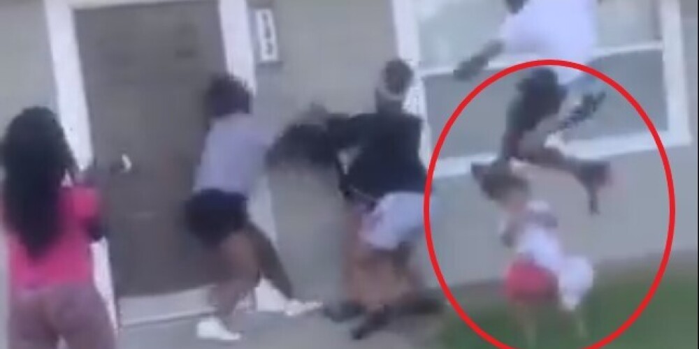 Подросток пнул ногой ребенка по голове и был оправдан матерью