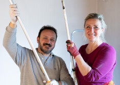 Dace un Enriko Pecolli. „Es tiešām jūtu, ka šo māju mēs ceļam no cilvēku mīlestības. Un šķiet, ka gala rezultāts būs krietni spēcīgāks, jo daudziem nu šis muzejs ir kļuvis jau personisks,” teic Dace.