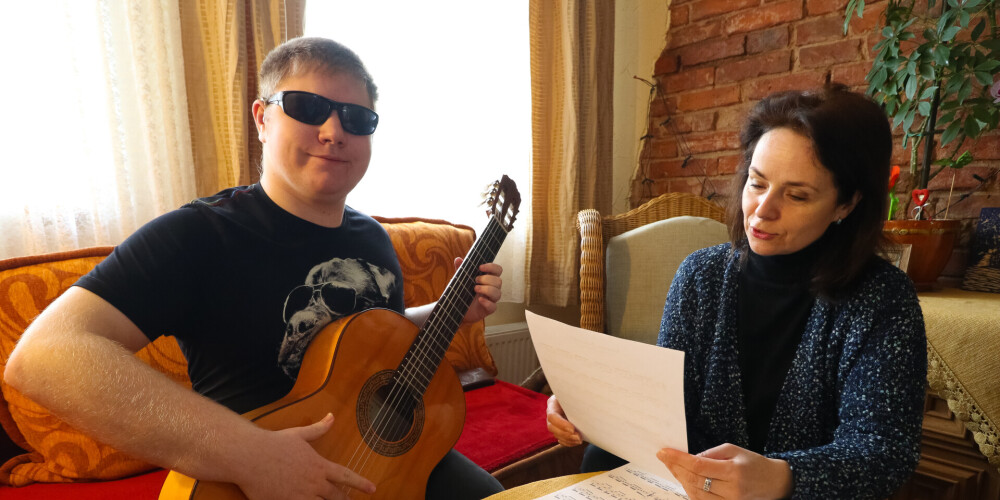 18 gadus vecais Kirils, kurš neredz un nedzird, pasauli sajūt caur ģitāru