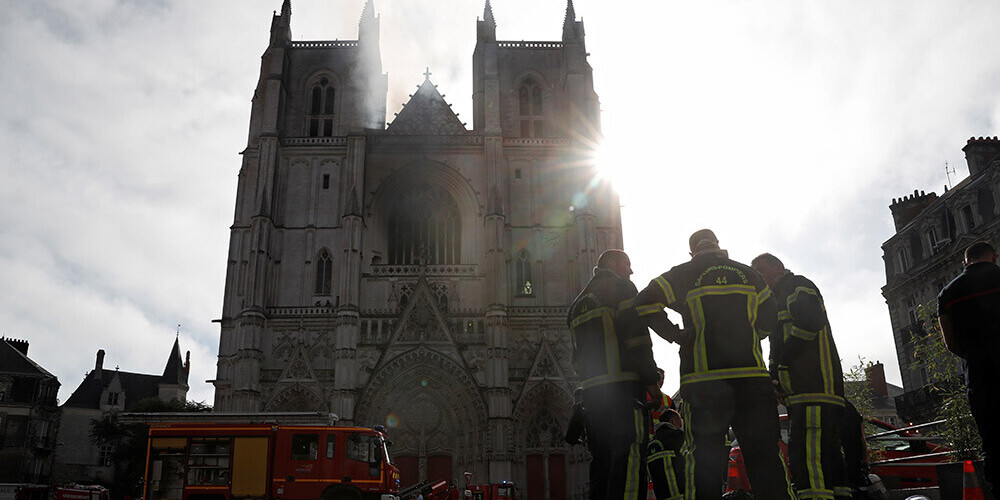Francijā liesmas pārņēmušas vēsturisku dievnamu - deg Nantes katedrāle