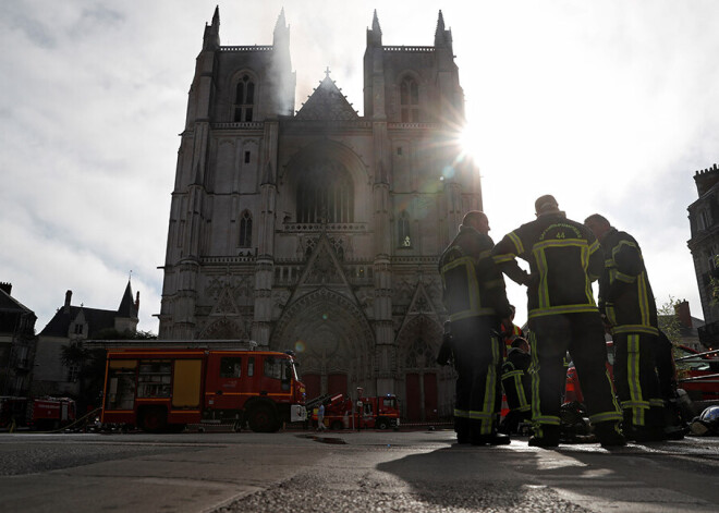 Francijā liesmas pārņēmušas vēsturisku dievnamu - deg Nantes katedrāle