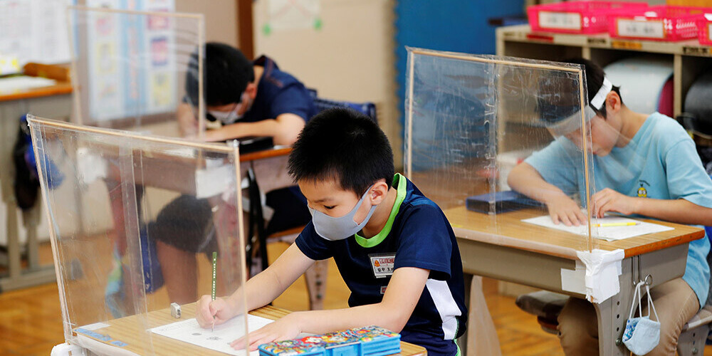 Japānā koronavīrusa pandēmijas dēļ saīsina skolēnu vasaras brīvlaiku