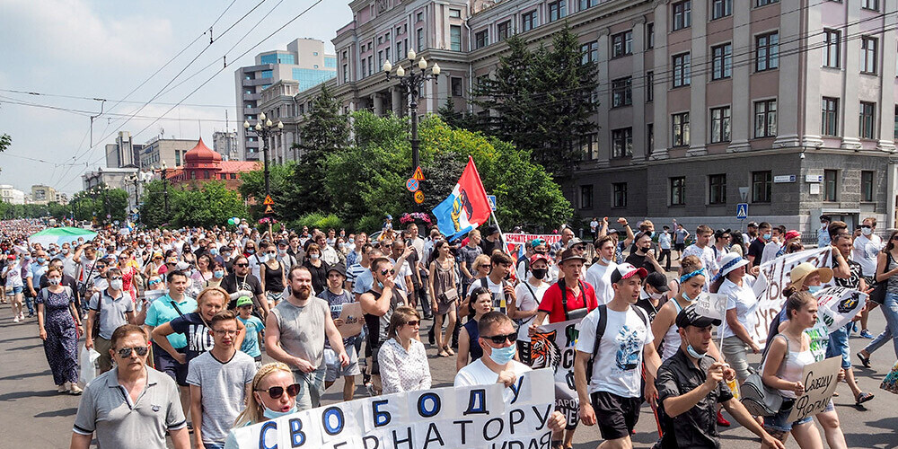 Habarovskā desmitiem tūkstoši cilvēku milzīgā karstumā piedalās protestā pret novada gubernatora aizturēšanu