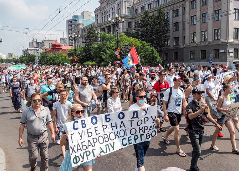 Habarovskā desmitiem tūkstoši cilvēku milzīgā karstumā piedalās protestā pret novada gubernatora aizturēšanu