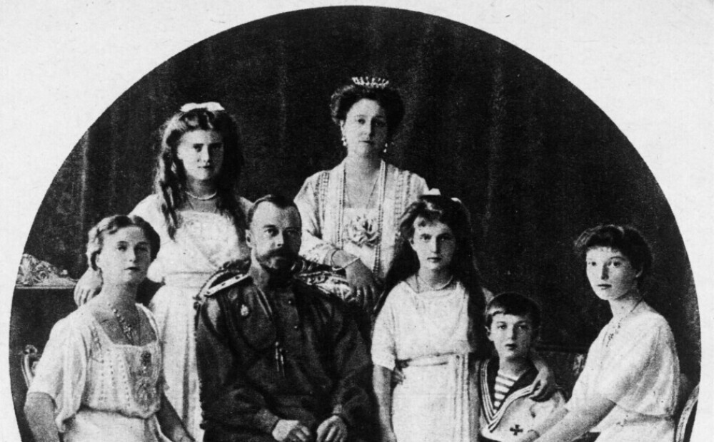 Семья романовых смерть фото. Предсмертная фотография Романовых.