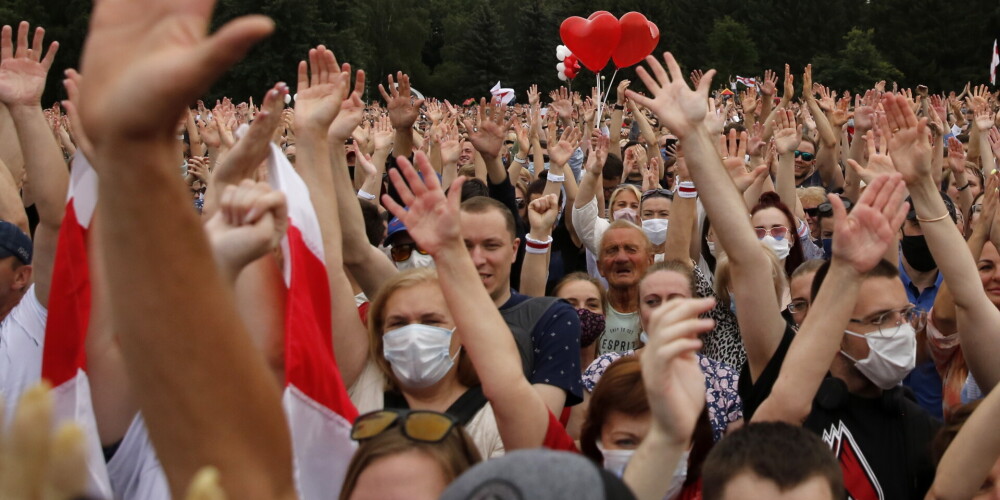 Minskā opozīcijas kandidātes Tihanovskas mītiņā pulcējas tūkstošiem cilvēku