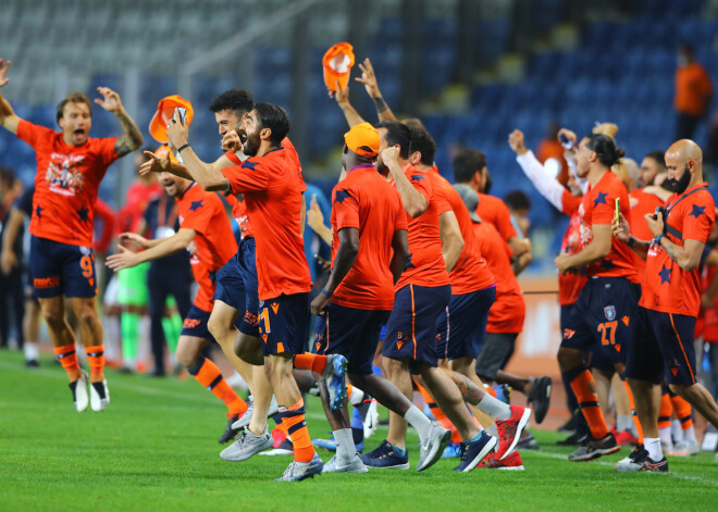 "Bašakšehir" futbolisti pirmo reizi vēsturē izcīna Turcijas čempiontitulu