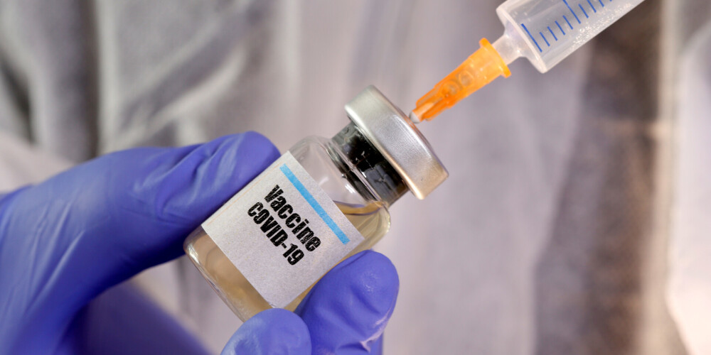 Divas vakcīnas pret koronavīrusu apstiprinātas kā drošas un radījušas spēcīgu imunitāti