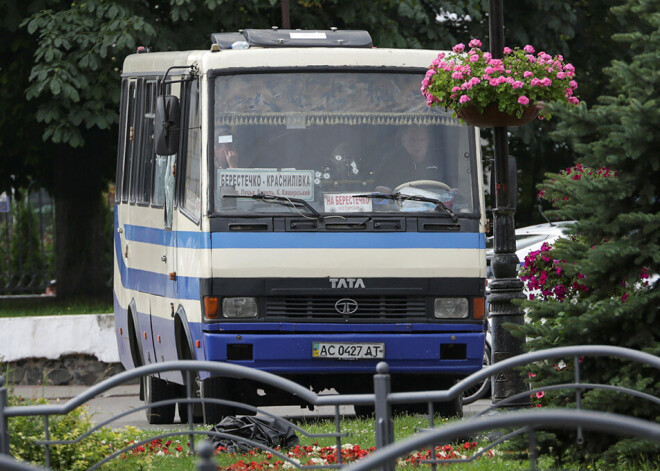 Luckā autobusā sagrābtā ķīlniece paspējusi piezvanīt draudzenei un telefonsarunā lūgusi palīdzību