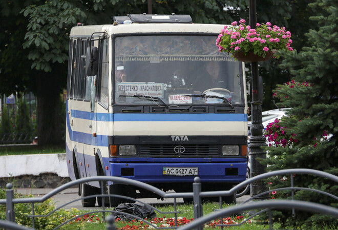 Pēc ķīlnieku sagrābšanas vīrietis no autobusa izmetis granātu, taču tā nav sprāgusi. 