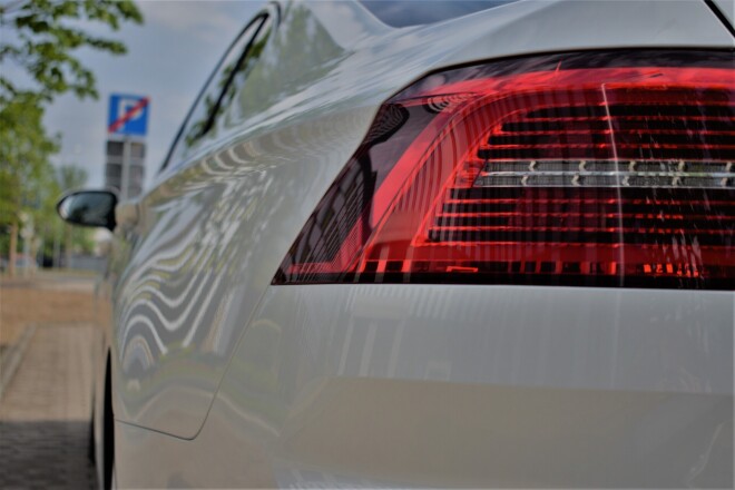 WV Passat B8 pēc virsbūves pulēšanas un keramiskā pārklājuma uzklāšanas. Keramiskais pārklājums palielina krāsas dzidrību un atvieglo auto kopšanu.