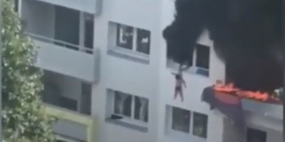 Двое детей спаслись из горящей квартиры, спрыгнув с 12-метровой высоты на руки соседей