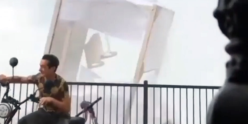 Viesuļvētra Sočos gaisā paceļ telti, bet tas izrādījās tikai sākums – pārbiedētie atpūtnieki dalās ar VIDEO