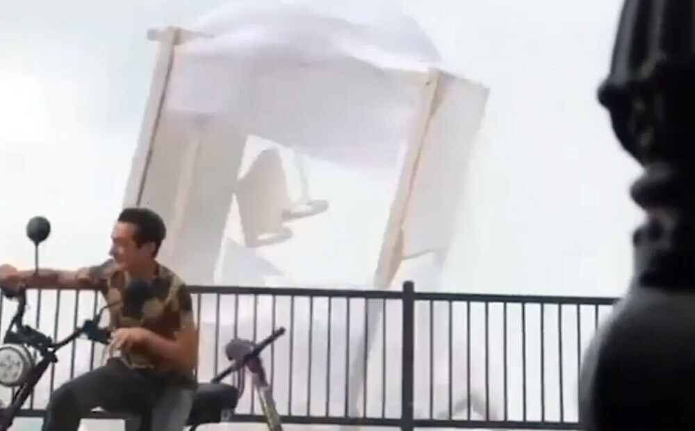 Viesuļvētra Sočos gaisā paceļ telti, bet tas izrādījās tikai sākums – pārbiedētie atpūtnieki dalās ar VIDEO