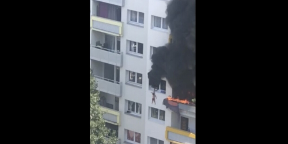 VIDEO: Francijā klātesošie noķer divus bērnus, kuri izlec no liesmām pārņemta dzīvokļa