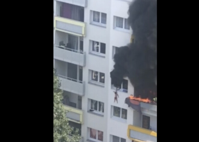 VIDEO: Francijā klātesošie noķer divus bērnus, kuri izlec no liesmām pārņemta dzīvokļa