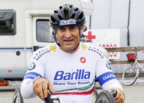 Bijušais F-1 braucējs un paralimpiskais čempions Dzanardi. 