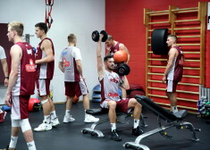 Latvijas vīriešu basketbola izlase trenējas svaru zālē.