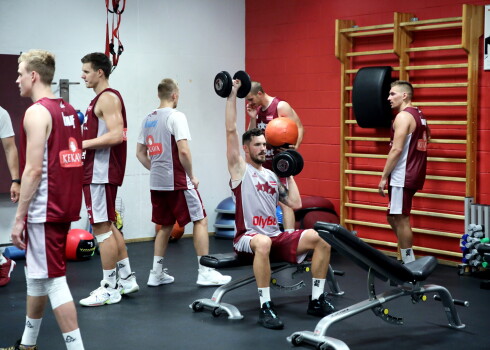 Latvijas basketbola izlase uz spēlēm pret Lietuvu un Igauniju brauc ar astoņiem debitantiem sastāvā