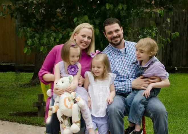 Trīs bērnu vecāki nolemj ceturto adoptēt, bet beigās kļūst par desmit cilvēku ģimeni