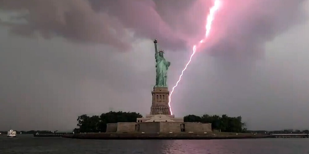 Elpu aizraujošs VIDEO: Ņujorkas un ASV simbolā - Brīvības statujā -  iesper zibens