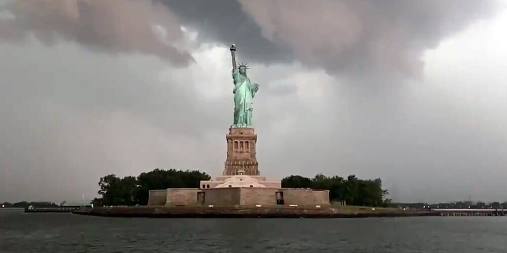 Brīvības statuja (angļu: The Statue of Liberty, franču: Statue de la Liberté), formālais nosaukums "Brīvība apgaismo pasauli" (Liberty Enlightening the World), ir neoklasicisma skulptūra Brīvības salā, Ņujorkā, ASV. Statujas autors ir francūzis Frederiks Ogists Bartoldi, tās izstrādē piedalījies inženieris Gistavs Eifelis (Eifeļa torņa projektētājs). Statuja tika atklāta 1886. gada 28. oktobrī. Brīvības statuja bija francūžu dāvana ASV Neatkarības deklarācijas simtgadē. Mazāka statujas kopija atrodas pie Sēnas upes Parīzē.