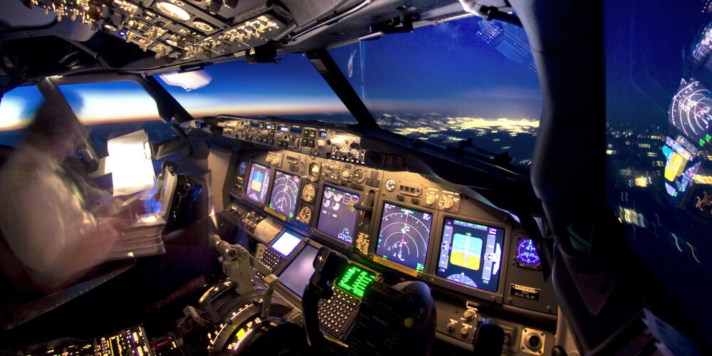 Boeing 747 komerciāla lidmašīna, un bieži vien labāk pazīstama ar vārdu "Jumbo Jet". Tas ir viens no pasaulē visatpazīstamākajiem modeļiem, un tā bija pirmā komerciālā pasažieru lidmašīna, kas tika izgatavota tik liela. Sākotnēji 747 bija gandrīz divas ar pus reizes lielāks nekā Boeing 707, kas bija lielākā 60. gados. Pirmo lidojumu 747 veica 1970. gadā, un turēja rekordu pasažieru skaita pārvadājumos veselus 37 gadus. Pašreiz lielākās pasažieru lidmašīnas statusu modelis Boeing 747 ir zaudējis Airbus A380.